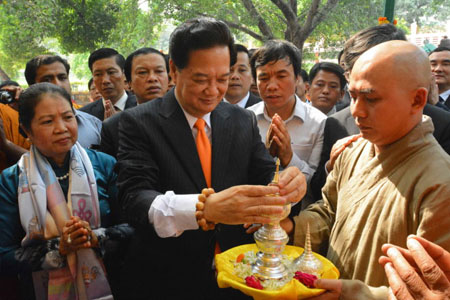 Thủ tướng Nguyễn Tấn Dũng và phu nhân đến thăm chùa Mahabodhi ở Bodh Gaya.